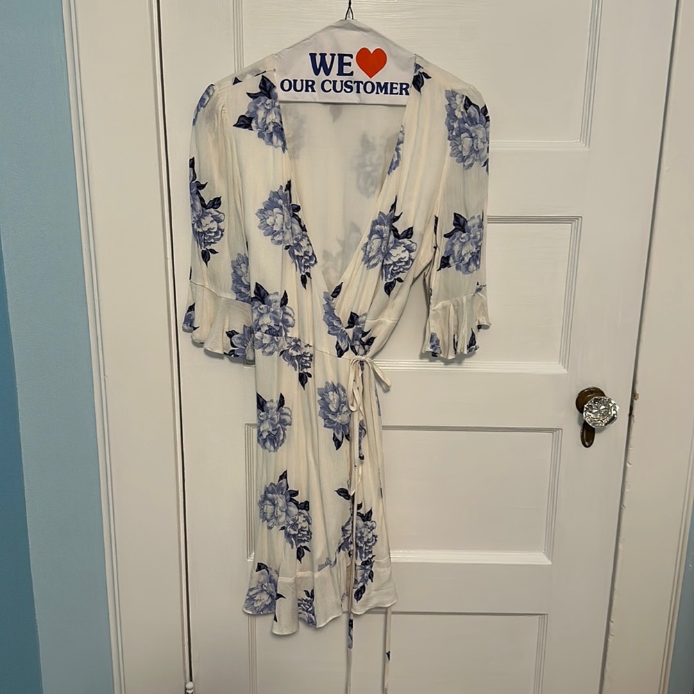 Brand new never worn, floral wrap dress from Lulus -size small